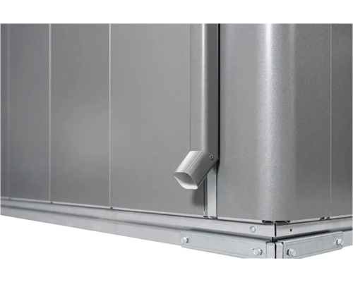 Detailansicht einer Gerätehaus-Ecke mit Regenrinne