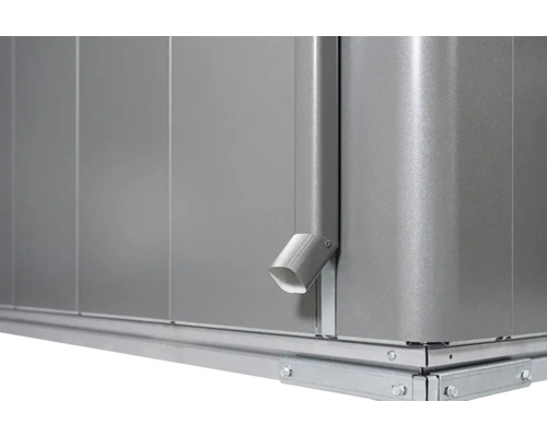 Detailansicht einer grauen Gartenhaus Ecke mit Regenrinne