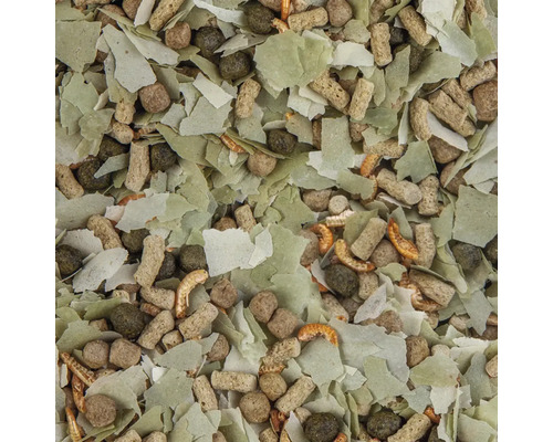 Nahaufnahme von Fischfutterflocken, Pellets und getrockneten Garnelen