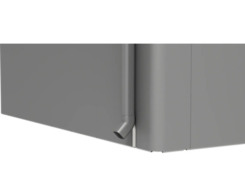 Detailansicht einer grauen Regenwasserzisterne mit Fallrohr