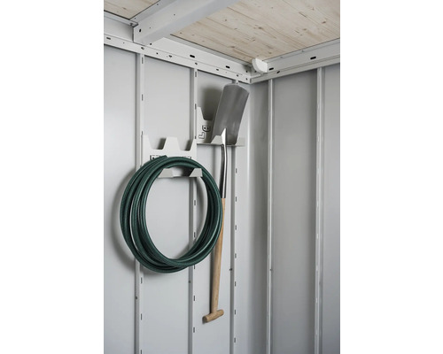 Gartenschlauch und Spaten an Gerätehalterung