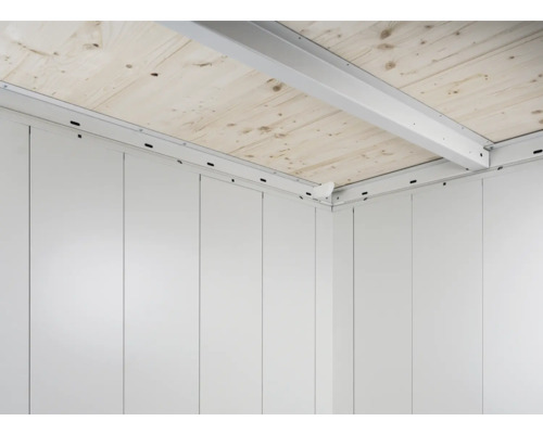 Innenansicht eines Gartenhauses mit Holzdecke und Wandelementen