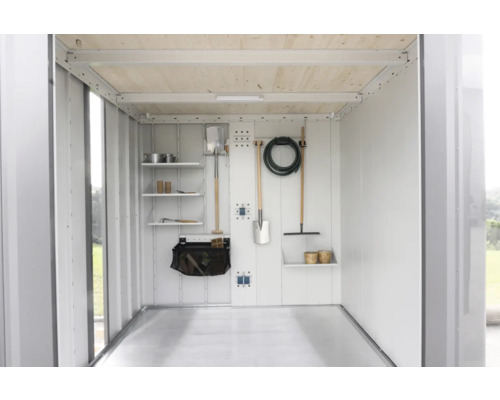 Innenansicht eines Gartenhauses mit Regalen und Gartengeräten