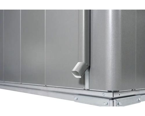 Detailansicht eines Gerätehauses mit Regenrinne aus Metall