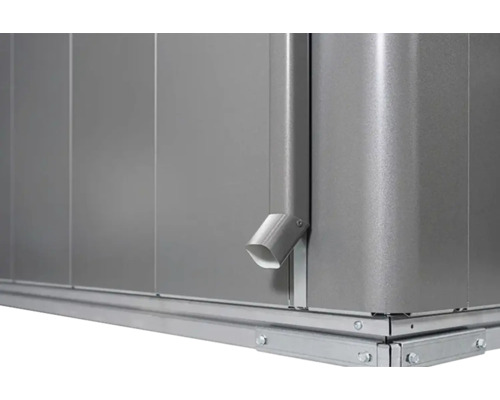 Detailansicht einer grauen Gerätehaus Ecke mit Regenrinne