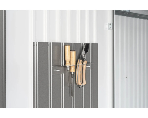 Werkzeuge an einer Metallwand mit Schraubenziehern und Gartenschere