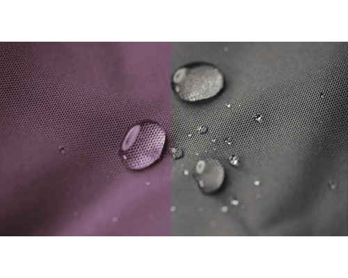 Nahaufnahme von wasserabweisendem Gewebe mit Wassertropfen