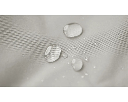 Nahaufnahme von Wassertropfen auf wasserabweisendem Stoff