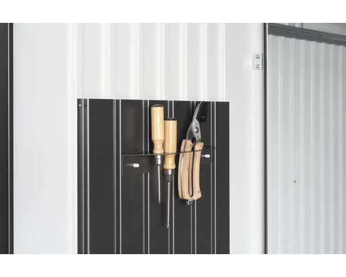 Werkzeughalter mit Schraubendreher und Gartenschere an einer Gartenhauswand