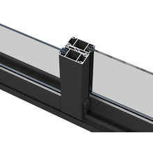 Detailansicht eines Fensterrahmens aus Aluminium mit Glas