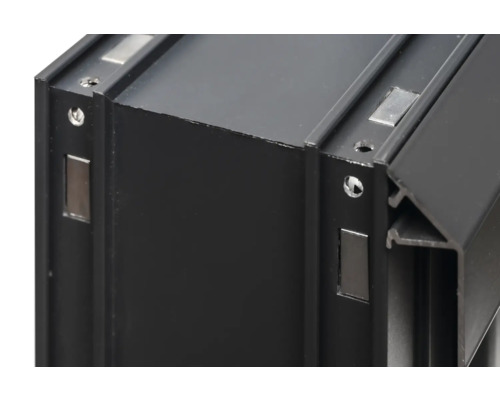 Detailansicht eines schwarzen Aluminiumprofils mit Befestigungselementen