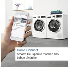 Szene mit weißer Waschmaschine und Trockner, die per Smartphone-App gesteuert werden