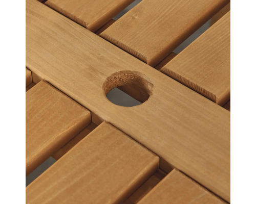 Detailansicht einer Holzterrasse mit runder Aussparung