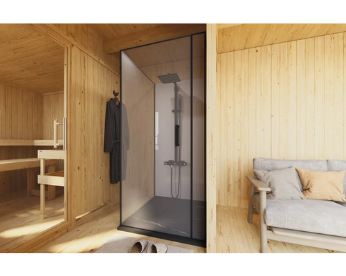 Innenansicht eines Badezimmers mit Dusche, Sauna und Sitzgelegenheit