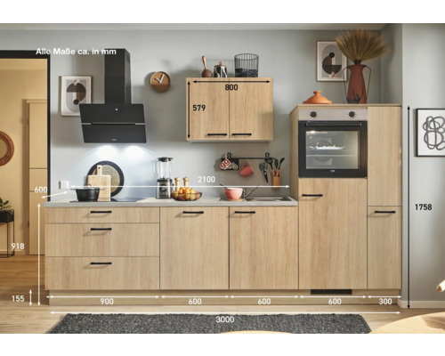 Komplette Küche mit Spüle, Herd und Dunstabzugshaube, Abmessungen sichtbar