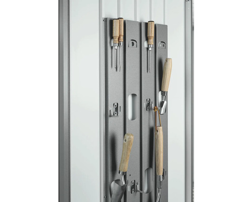 Gartengeräte an einer Werkzeugwand befestigt