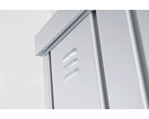 Detailaufnahme eines Metallschranks mit Belüftungsschlitzen