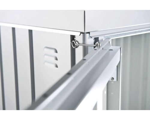 Detailansicht einer Gerätehaus-Konstruktion mit Metallverstrebung