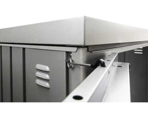 Detailansicht eines Gerätehauses aus Metall mit Verriegelungsmechanismus