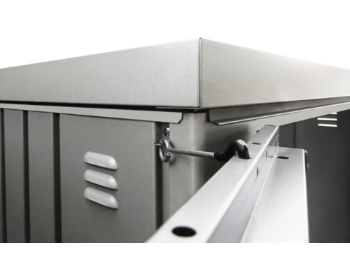 Detailansicht eines Gerätehauses aus Metall mit Entlüftungsschlitzen und Dachkonstruktion