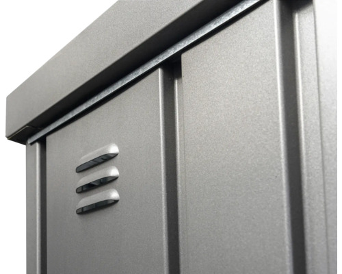 Detailansicht einer Metallgartenbox mit Lüftungsschlitzen