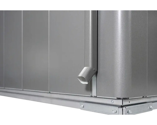 Detailansicht eines Metallgerätehauses mit Regenrinne und stabilen Bodenrahmen.