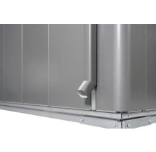 Detailansicht eines Gerätehauses mit Regenrinne und Metallelementen