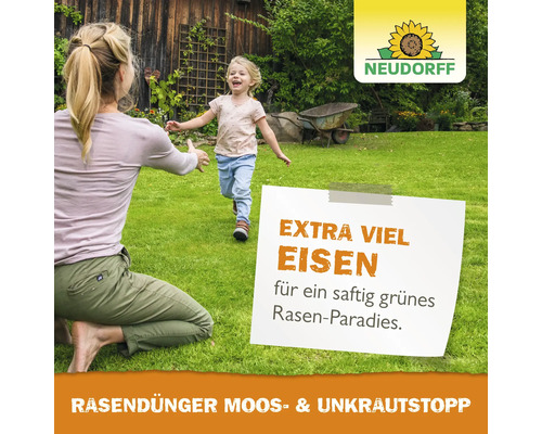 Szene im Garten mit Mutter und Kind auf Rasen mit Rasendünger Moos- und Unkrautstopp und Neudorff Logo