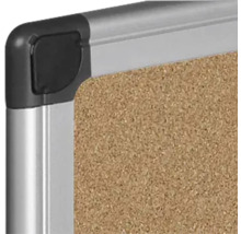 Detailansicht einer Korktafel mit silberfarbenem Rahmen und Ecke