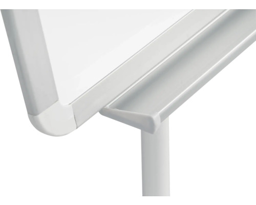 Detailansicht eines Whiteboards mit Ablageschale