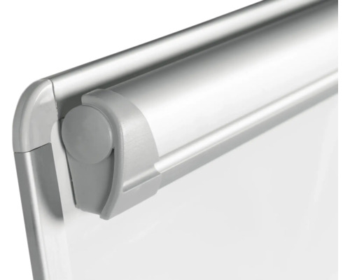 Detailansicht einer Whiteboard-Ecke mit silberfarbenem Rahmen