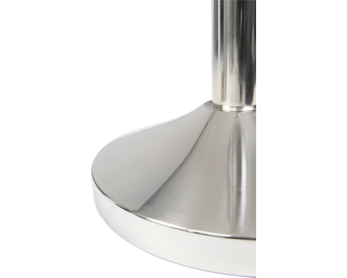 Detailansicht einer verchromten Möbelbasis.