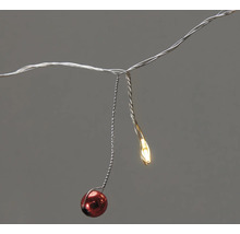 Lichterkette mit roter Kugel und Lampe
