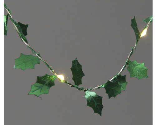 Lichterkette mit Stechpalmenblättern für festliche Dekoration