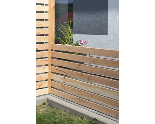 Holzzaun mit Blumenkasten und Pflanzen