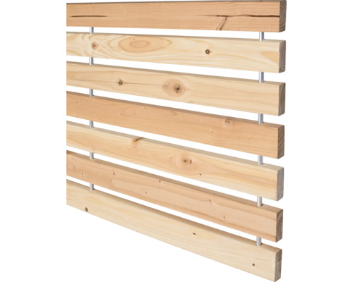 Holzzaunlatten mit Metallstangen