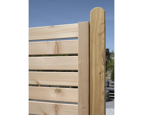 Holzzaun mit horizontalen Latten und Pfosten