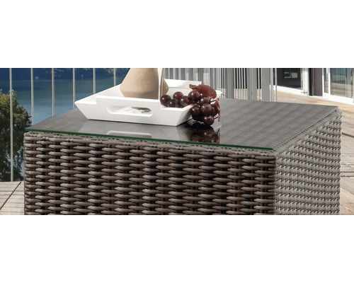 Gartentisch aus Rattan mit Glasplatte und Dekoration
