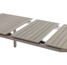 Detailansicht eines ausziehbaren Gartentisches mit Holzlatten