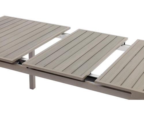 Detailansicht eines ausziehbaren Gartentisches mit Holzlatten