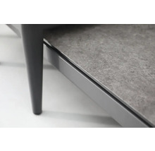 Detailansicht eines Gartentisches mit Tischbein und Steinplatte