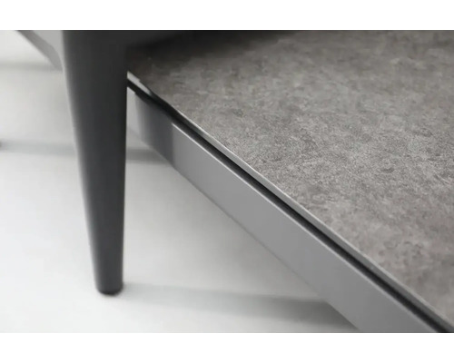 Detailansicht eines Gartentisches mit Tischbein und Steinplatte