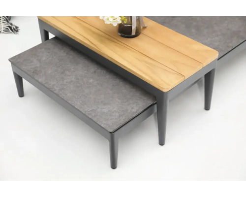 Gartentisch und Gartenbank aus Holz und Steinzeug