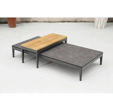 Zwei graue Outdoor-Couchtische unterschiedlicher Höhe, einer mit Holzplatte und einer mit Steinplatte
