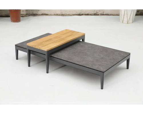 Zwei graue Outdoor-Couchtische unterschiedlicher Höhe, einer mit Holzplatte und einer mit Steinplatte