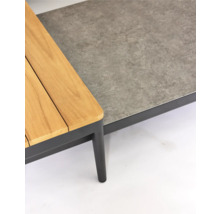 Detailansicht eines Gartentisches mit Holz- und Steinplatte