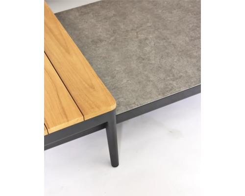 Detailansicht eines Gartentisches mit Holz- und Steinplatte