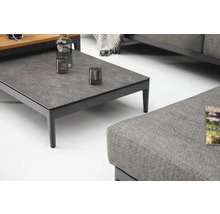 Gartentisch mit Steinplatte und Gläsern