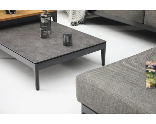 Gartentisch mit Steinplatte und Gläsern