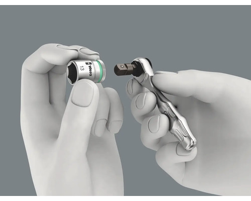 Darstellung einer Wera Knarre mit Steckschlüsselaufsatz in der Hand.